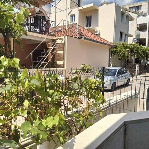Jednsoban stan, kod nove osnovne skole, Budva