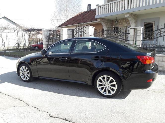 Prodaje se lexus