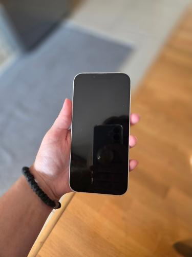 Prodajem iPhone 13 128 gb 87% baterija ocuvan maksimalno