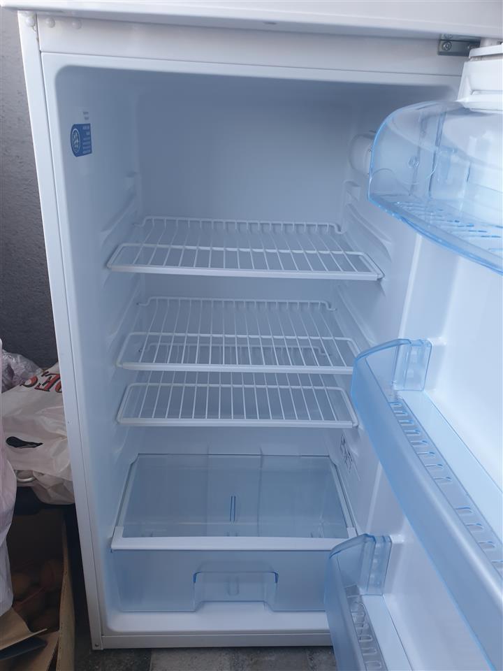 Prodajem-sporet-i-frizider