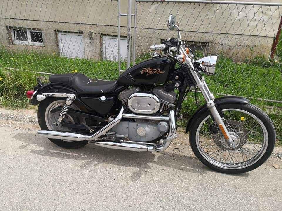 Harley-Davidson-sportster-custom-883