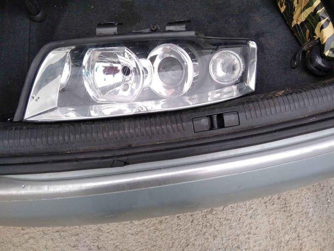 Lijevi far od audi a4