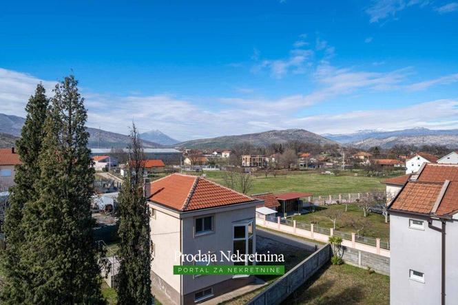 Dvosobni polunamješten stan u Donjoj Gorici