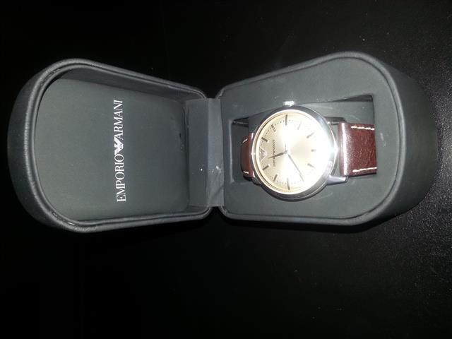 Muski sat Armani