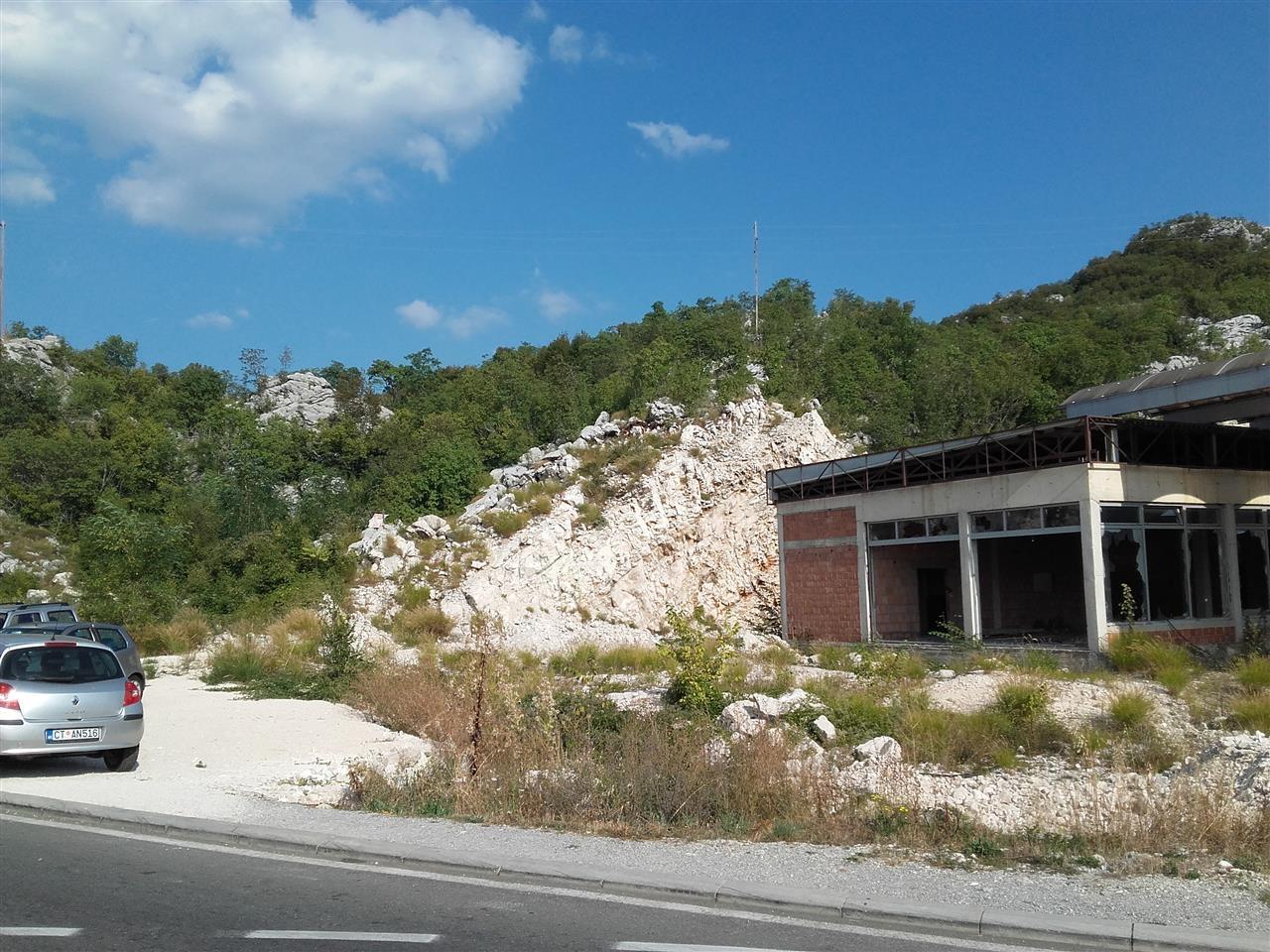 Prodajem-plac-na-Cetinju